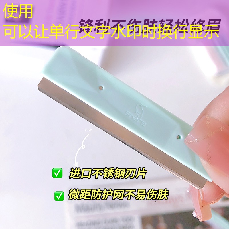 背包拿着网球拍的男青年